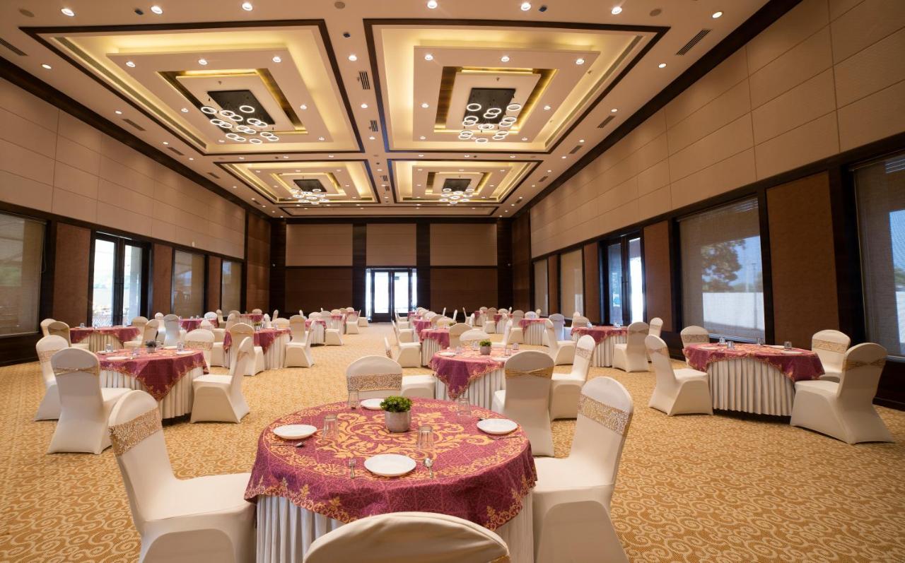 Hotel Rajhans Abhinandan Bhopal Dış mekan fotoğraf